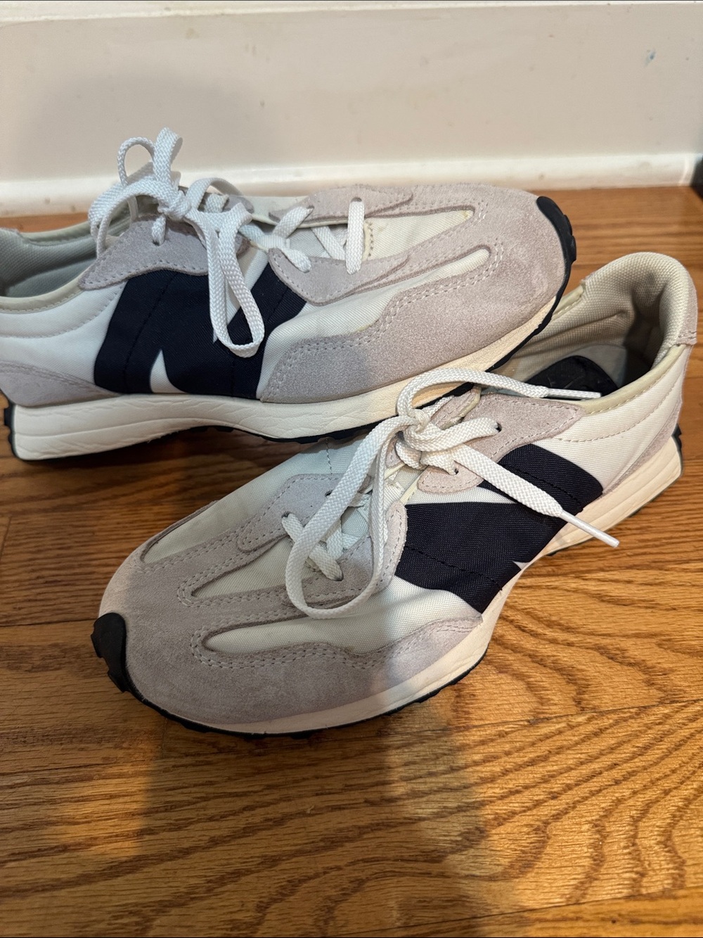 Women's or Mens 327 New Balance Sz 7.5 womens/5.5 mens